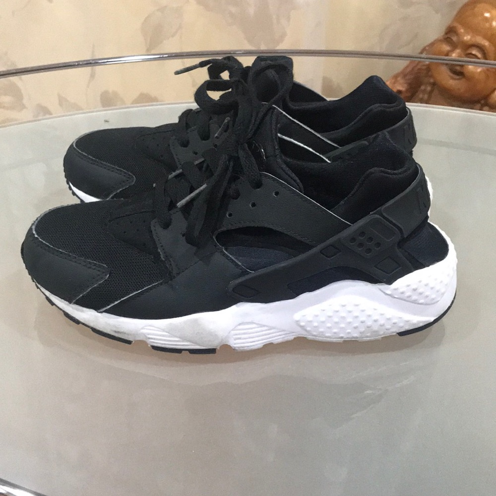 NIKE Huarache sneakers. Size 5 boys